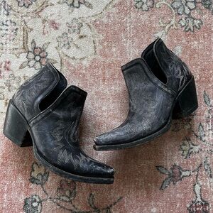 ARIAT Dixon distressed black booties